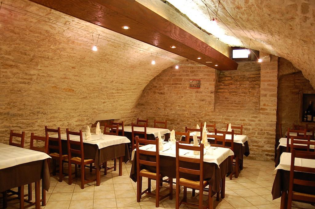 Hotel Du Donjon Champlitte-et-le-Prélot エクステリア 写真